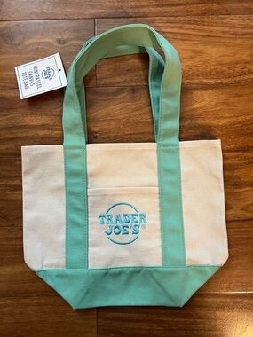 NWT Trader Joe’s Mini Tote Bag in Pastel Green